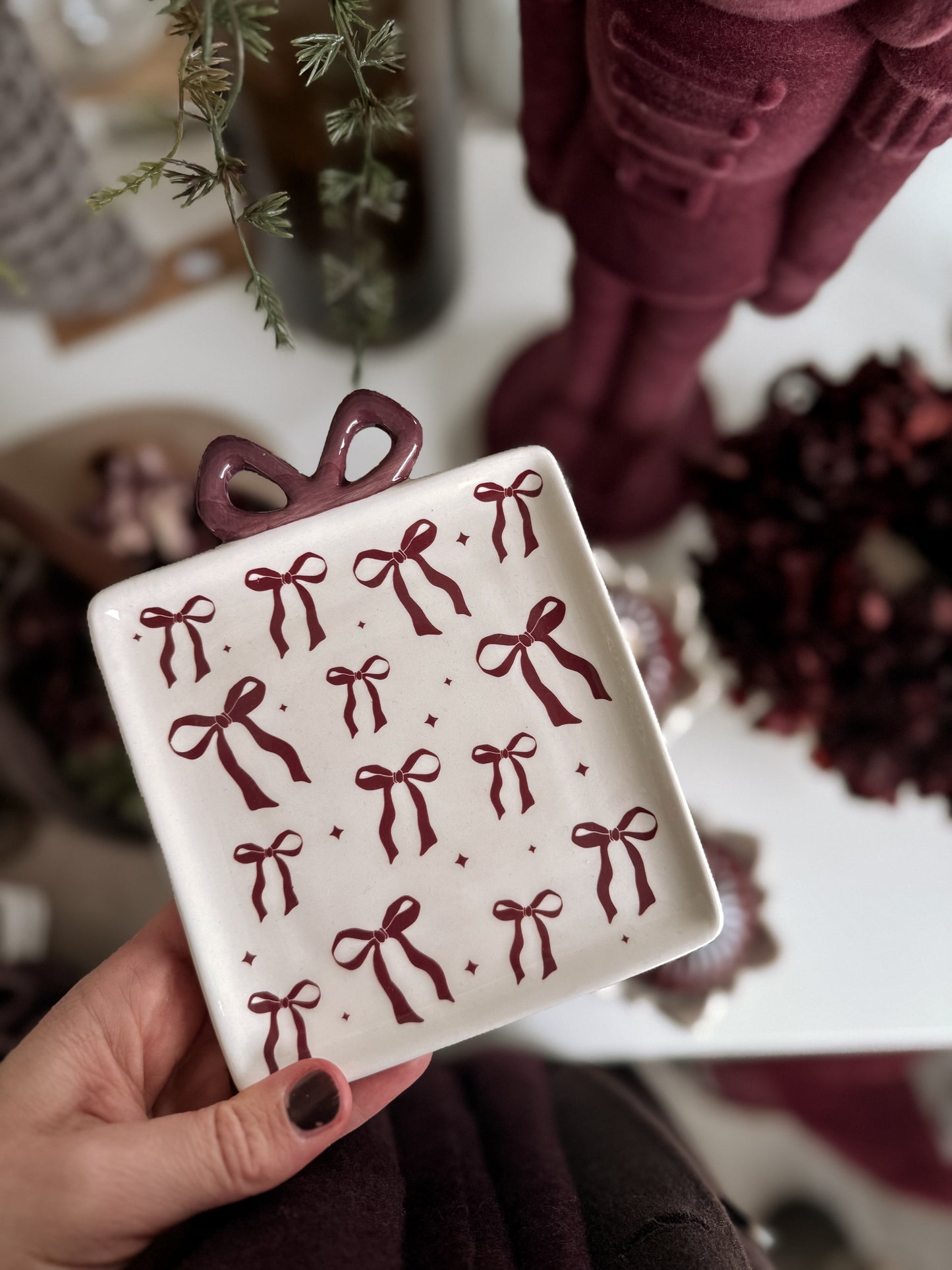 Teller „Schleifenliebe“ Burgund/ Beige