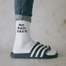 Lade das Bild in den Galerie-Viewer, Eulenschnitt Socken „no bad days“
