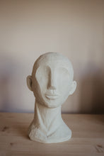Lade das Bild in den Galerie-Viewer, Skulptur Kopf klein
